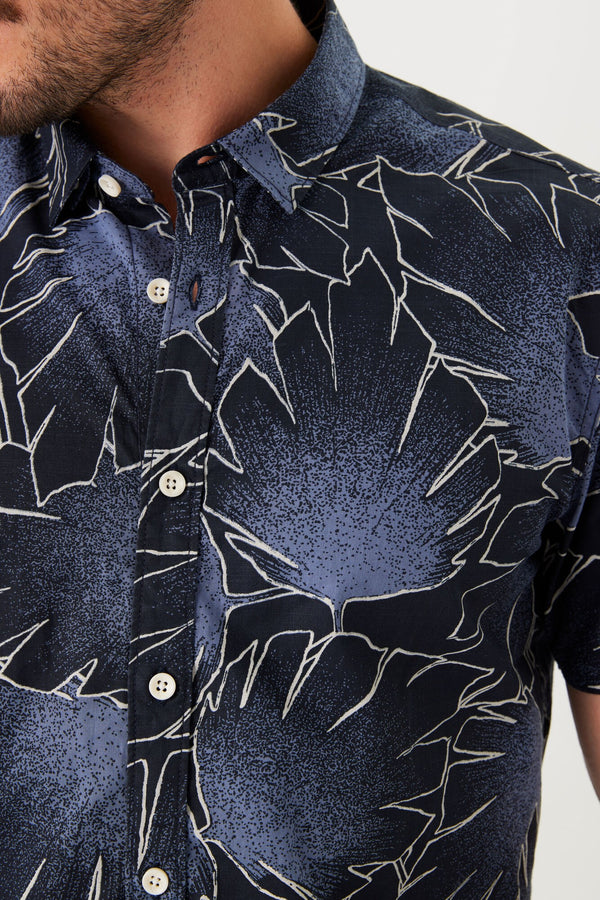 Chemise à manches courtes à imprimé feuilles bleu marine et bleu