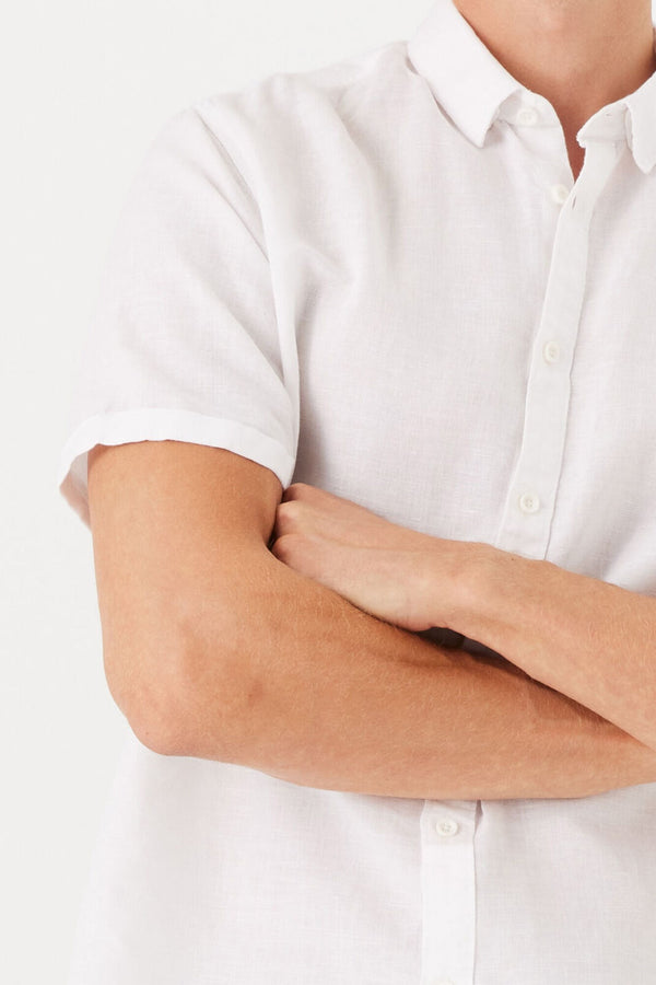 Chemise boutonnée cachée à manches courtes en mélange de lin et de coton